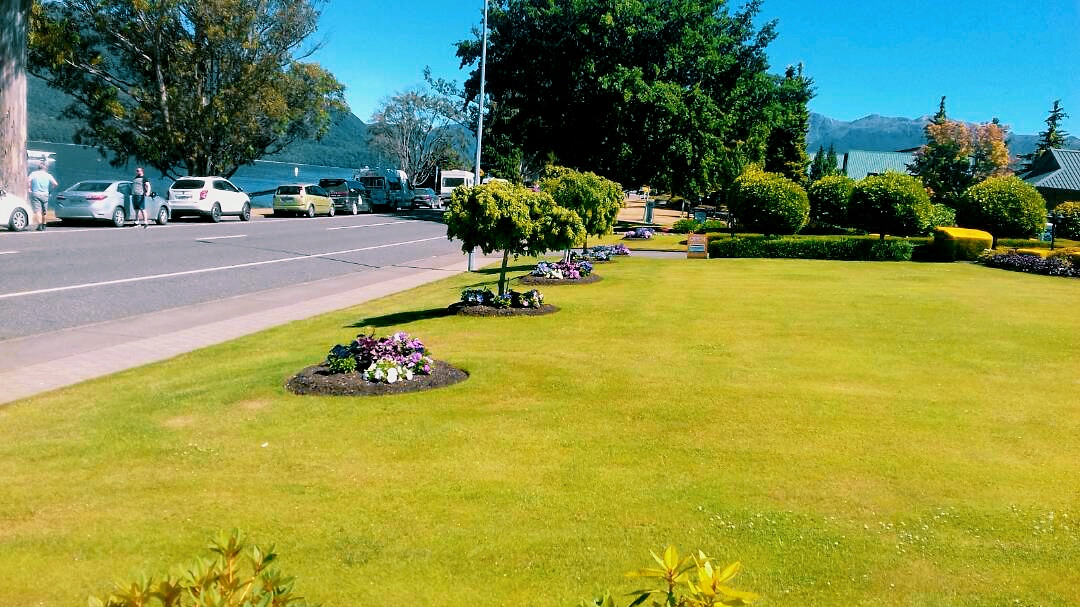 Edgewater Motel facing the Lake Te Anau.